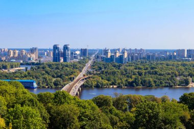 Ukrayna Kiev 'deki Metro Köprüsü ve Dinyeper Nehri' nin havadan görüntüsü. Kyiv şehir manzarası