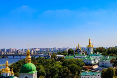 Kiev Pechersk Lavra (Mağara Kiev Manastırı) ve Ukrayna Dinyeper Nehri manzarası