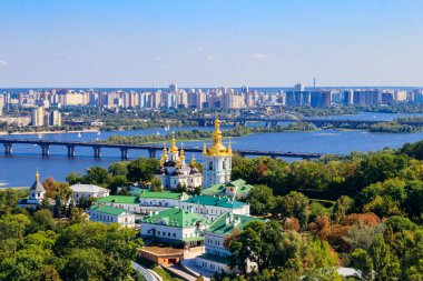 Kiev Pechersk Lavra (Mağara Kiev Manastırı) ve Ukrayna 'daki Dinyeper Nehri manzarası. Büyük Lavra Çan Kulesi 'nden görüntü