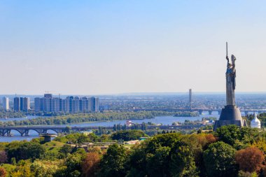 Ukrayna Kiev 'deki Anavatan Anıtı ve Dinyeper Nehri manzarası. Kiev şehir manzarası