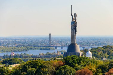 Ukrayna Kiev 'deki Anavatan Anıtı ve Dinyeper Nehri manzarası. Kiev şehir manzarası