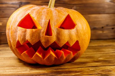 Ahşap bir arka planda ürkütücü Cadılar Bayramı balkabağı kabağı kabağı kabağı.