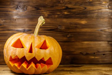 Ahşap bir arka planda ürkütücü Cadılar Bayramı balkabağı kabağı kabağı kabağı.