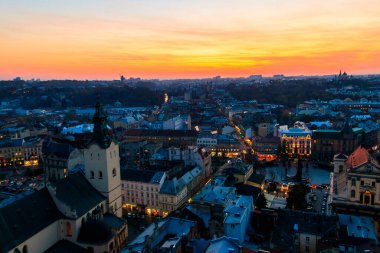 Günbatımında Ukrayna, Lviv 'deki Latin Katedrali ve Rynok Meydanı' nın havadan görünüşü. Lviv belediye binasından görüntü