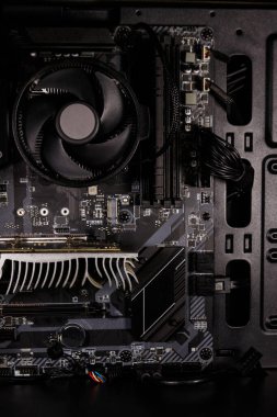 Yeni bilgisayar sistemi ünitesini içeriden kapat