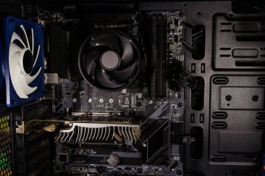 Yeni bilgisayar sistemi ünitesini içeriden kapat