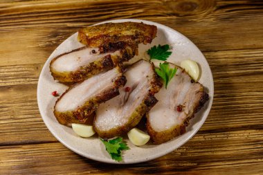 Ahşap bir masada pişmiş domuz göbeği.