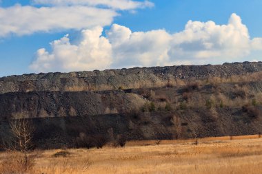 Demir cevheri yığınlarının manzarası. Madencilik endüstrisi