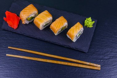 Suşi Philadelphia 'yı siyah bir levhada yuvarlıyor