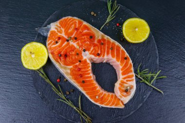 Siyah tahtada baharatlı çiğ somon bifteği. Üst görünüm