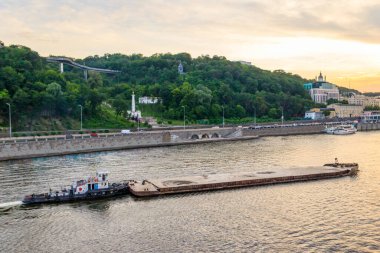 Ukrayna, Kiev 'deki Dinyeper Nehri' nde ağır uzun bir mavna.