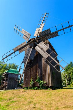 Ukrayna, Kiev yakınlarındaki Pyrohiv (Pirogovo) köyünde eski ahşap yel değirmenleri