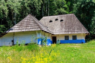 Ukrayna 'nın Kiev kenti yakınlarındaki Pyrohiv (Pirogovo) köyündeki antik Ukrayna kırsal evi