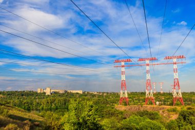 Ukrayna, Zaporizhia 'daki Khorytsia adasındaki Dinyeper nehri boyunca yüksek voltajlı elektrik hattı.