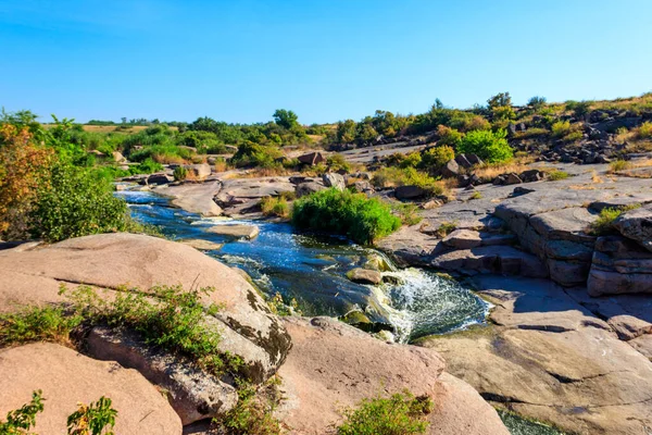 Ukrayna 'nın Dnipropetrovsk bölgesindeki Kamenka nehri üzerindeki Tokovsky şelalelerinin manzarası