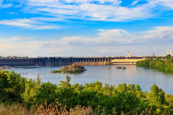 Zaporizhia, Ukrayna 'daki Dinyeper nehri üzerindeki Dinyeper Hidroelektrik İstasyonu.