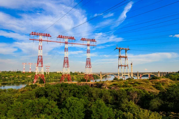 Ukrayna, Zaporizhia 'daki Khorytsia adasındaki Dinyeper nehri boyunca yüksek voltajlı elektrik hattı.