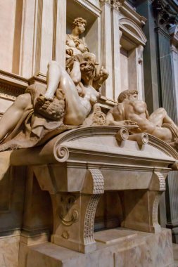 Floransa, İtalya - 7 Kasım 2022: Giuliano di Lorenzo de 'Medici' nin Mozolesi Gece ve Gündüz heykelleri Michelangelo 'ya ait, Medici mezarı Floransa, İtalya' daki Medici kilisesinin yeni kutsal mezarında