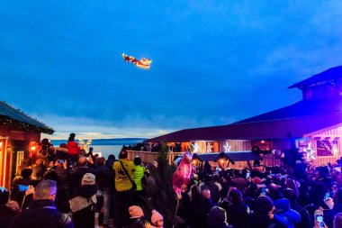 Montreux, İsviçre - 27 Kasım 2022: İsviçre 'nin Montreux kentindeki Noel pazarında Noel Baba' yı uçurmaya çalışan tanımlanamayan kişiler