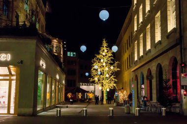 Zürih, İsviçre - 8 Aralık 2022: İsviçre 'nin eski Zürih şehrinde Noel için süslenmiş sokak