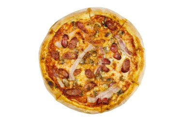 Beyaz arka planda sosisli, mantarlı ve peynirli leziz taze pizza.
