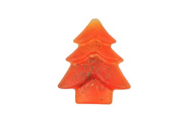 Beyaz arka planda izole edilmiş güzel el yapımı Noel ağacı şeklinde sabun.