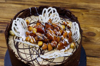 Tahta bir masada lezzetli çikolatalı pasta.