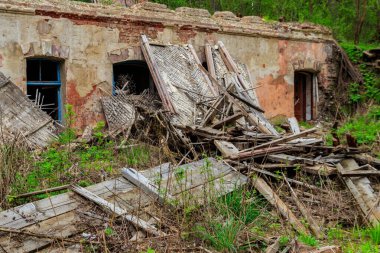 Yıkılmış bir binanın kalıntıları.