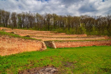 Şarkı söyleyen teraslar 19. yüzyılda inşa edilmiş ve Ukrayna 'nın Kharkiv bölgesinde tuğla duvarlarla güçlendirilmiş bahçe teraslarıdır.