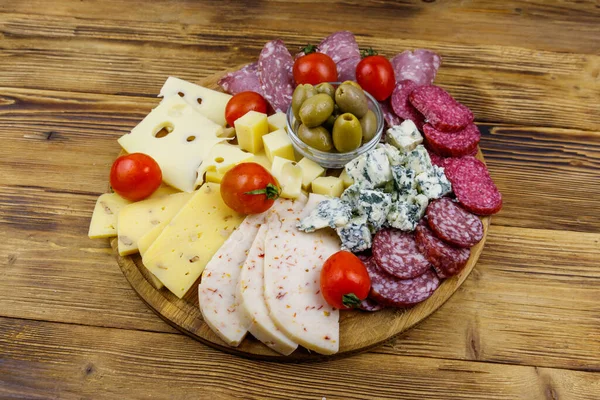 Zeytinli, kiraz domatesli, ahşap bir masada İtalyan salamı ve peyniri karışımı.