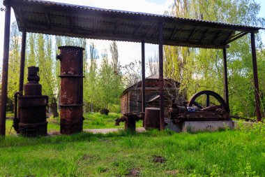 Ukrayna 'nın Pereyaslav kentindeki Açık Hava Halk Mimarisi ve Ortanca Naddnipryanschina Halk Yolları Müzesi' nde buharlı eski bir harman makinesi.