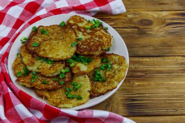 ahşap bir masa üzerinde patates pancakes