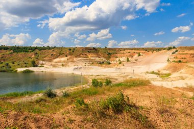 Terk edilmiş kum ocağındaki güzel göl manzarası