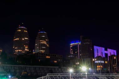 Dnipro, Ukrayna 'daki güzel modern binalar, gökdelenler ve gece kuleleri manzarası.