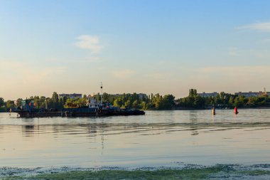 Kremenchug, Ukrayna 'daki Dinyeper Nehri' nde sanayi gemisi.