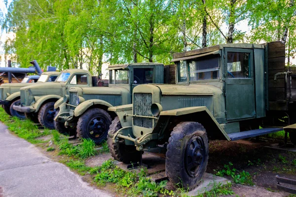 Ukrayna 'nın Pereyaslav kentindeki Açık Hava Halk Mimarisi ve Ortanca Naddnipryanschina Halk Yolları Müzesinde paslı Sovyet retro kamyonları