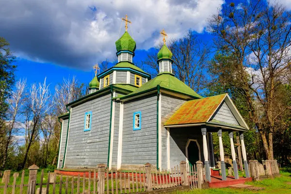 Ukrayna 'nın Pereyaslav kentindeki Açık Hava Halk Mimarisi ve Ortanca Naddnipryanschina Halk Yolları Müzesi' ndeki eski ahşap kilise