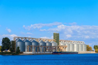 Dinyeper nehrinin kıyısında tahıl depolamak için modern ambarlar