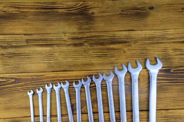 Ahşap arka planda ingiliz anahtarı aletleri. Üst görünüm, alanı kopyala