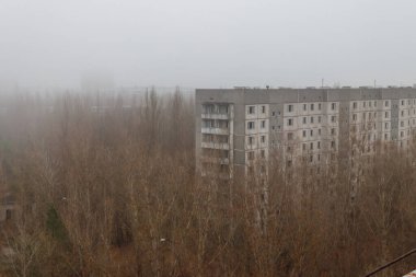 Ukrayna 'nın Çernobil Yasak Bölgesi' nde sonbaharda Pripyat hayalet kasabasının görüntüsü. Yukarıdan görüntüle