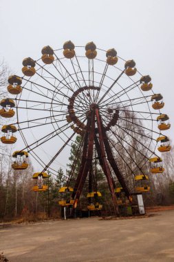 Çernobil Yasak Bölge, Ukrayna 'daki Pripyat hayalet kasabasının eğlence parkında terk edilmiş dönme dolap.