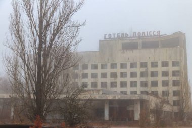 Ukrayna 'nın Çernobil Yasaklama Bölgesi' ndeki Pripyat hayalet kasabasındaki Polissya otelinin terk edilmiş binası. Ukraynaca yazı: Otel Polissya