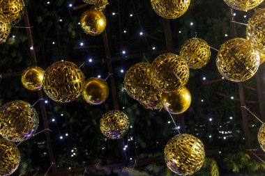 Noel ağacının Noel ışıkları ile süslenmiş ayrıntıları