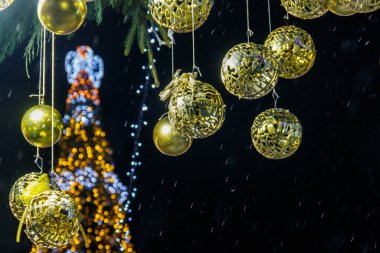 Geceleyin çok renkli ışıklarla süslenmiş Noel ağacı