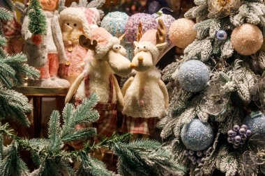 Bir mağazada Noel ve yeni yıl oyuncakları. Şenlikli kış Noel ticareti