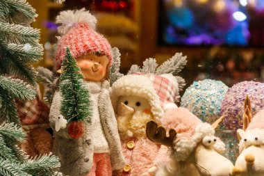 Bir mağazada Noel ve yeni yıl oyuncakları. Şenlikli kış Noel ticareti