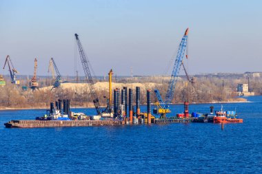Kremenchug, Ukrayna 'da Dinyeper Nehri üzerinde yeni bir köprü inşa ediliyor.