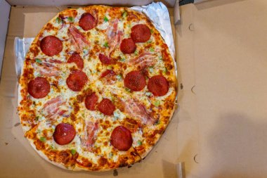 Karton kutuda nefis taze pizza. Yemek teslimatı, fast food, pizza teslimatı.