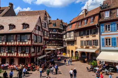 Colmar, Fransa - 8 Mayıs 2022: Fransa 'nın Alsace kentinde geleneksel renkli yarı kereste evlere sahip eski Colmar kasabasının güzel manzarası