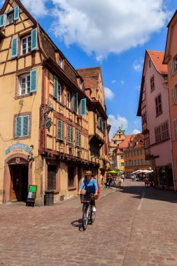 Colmar, Fransa - 8 Mayıs 2022: Fransa 'nın Alsace kentinde geleneksel renkli yarı kereste evlere sahip eski Colmar kasabasının güzel manzarası